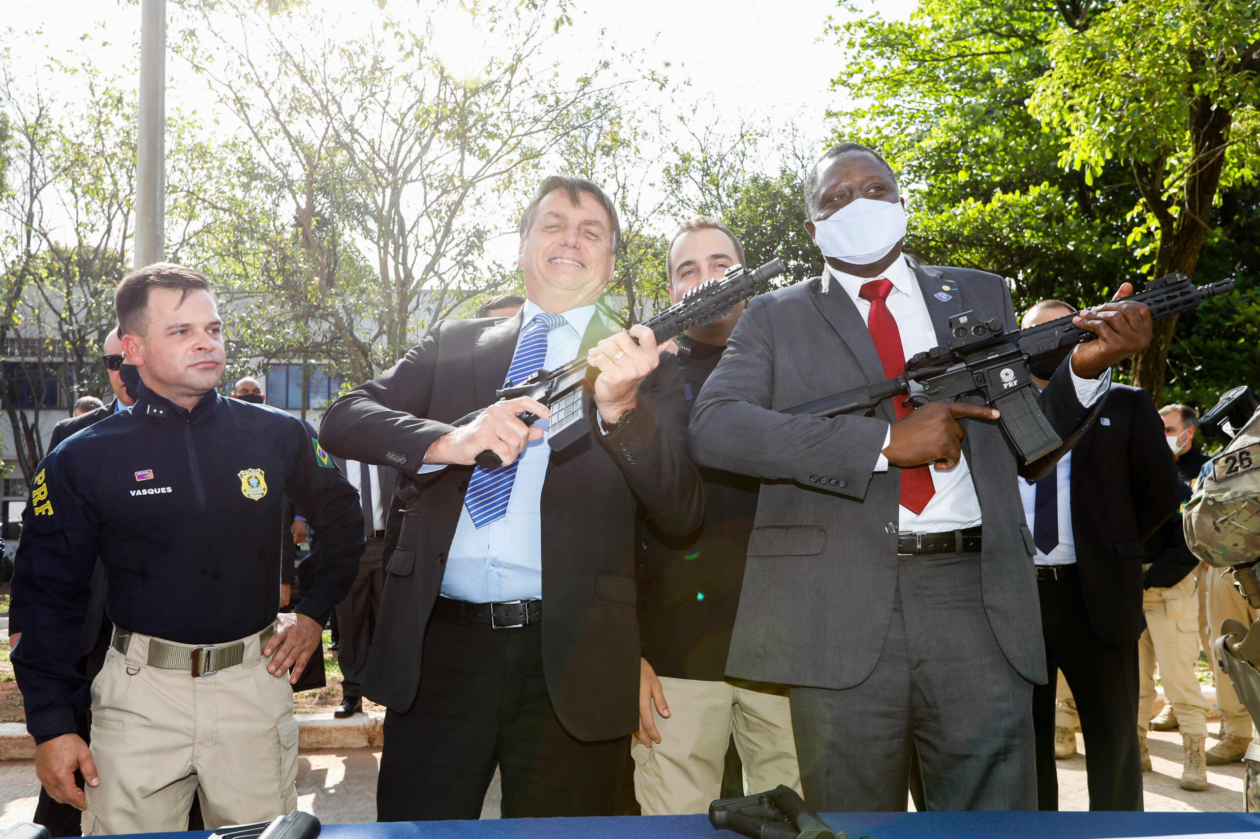 President Bolsonaro poses with a rifle during the delivery of weapons to the Federal Police in Rio de Janeiro, September 2020 / Carolina Antunes - Presidency of Brazil