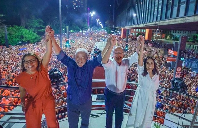 Lula da Silva and Geraldo Alckmin, vice president-elect, celebrate victory alongside their wives on Avenida Paulista / Ricardo Stuckert, Lula's Instagram