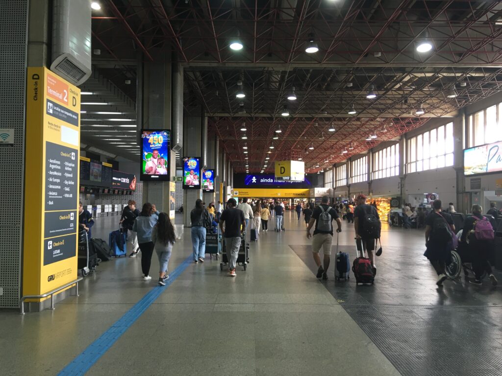 Passengers at São Paulo International Airport Terminal 2 (Thiago Alves/Brazil Reports)