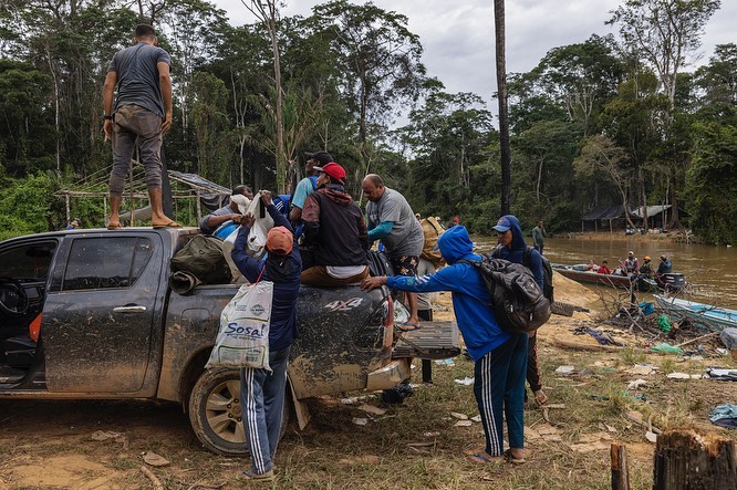 Prospectors leave the Yanomami Indigenous Land (Lalo de Almeida/Folhapress courtesy)