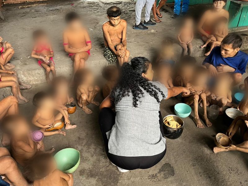 Yanomami indigenous people receive food and medical care in their village (URIHI courtsey)