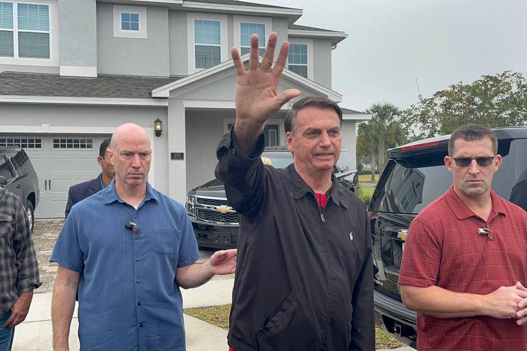 Former President Jair Bolsonaro waves to supporters in Orlando, Florida (social media reproduction)