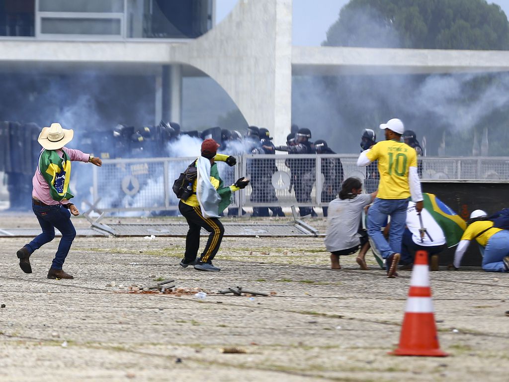 Aggressors attack Brazilian government offices on January 8 (Marcelo Camargo/Agência Brasil courtesy)