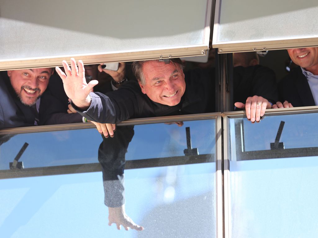 Former President Jair Bolsonaro arrives at the PL headquarters in Brasília and waves to supporters (Fabio Rodrigues-Pozzebom/ Agência Brasil courtesy)