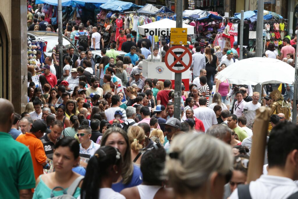 Brazilian population on the streets of São Paulo (courtesy of Marcelo Camargo/Agência Brasil)