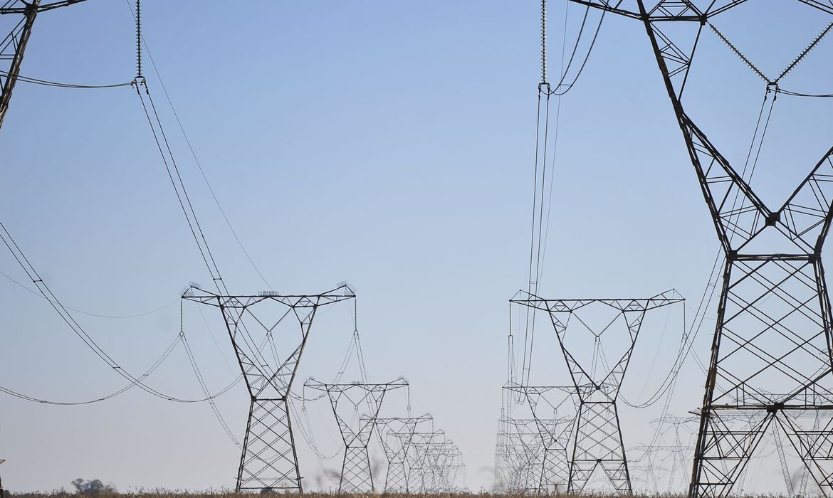 Electric power transmission towers (Marcello Casal Jr / Agência Brasil courtesy)