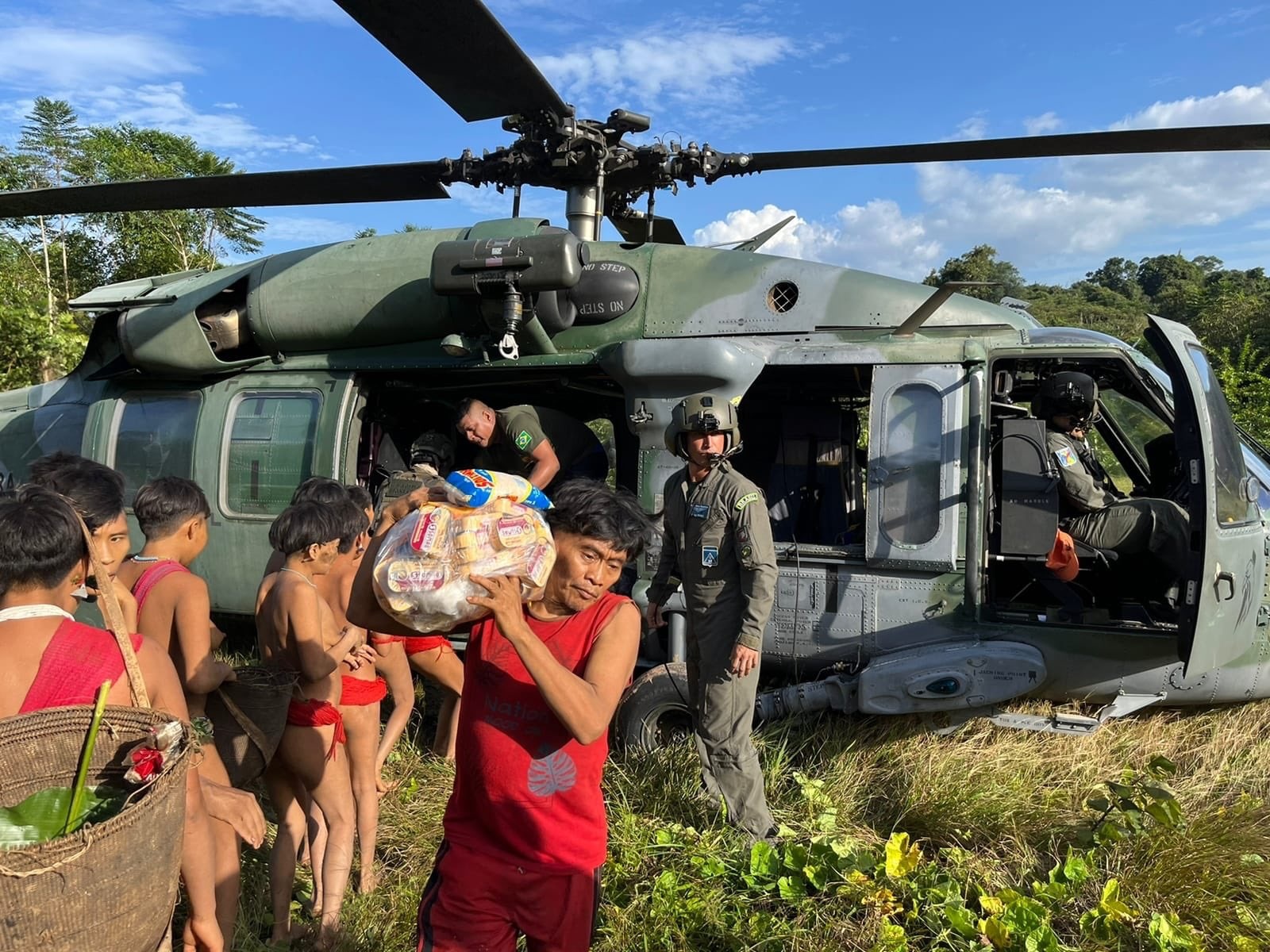 Brazilian Air Force teams deliver food to the Yanomami people (courtesy of the Brazilian Air Force)