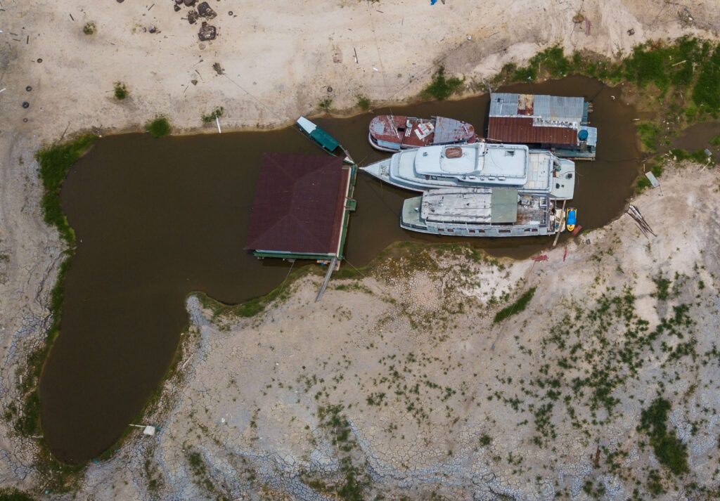 Boats stranded on the Negro River, in Manaus, Amazonas state capital (courtesy of Rafa Neddermeyer/Agência Brasil)