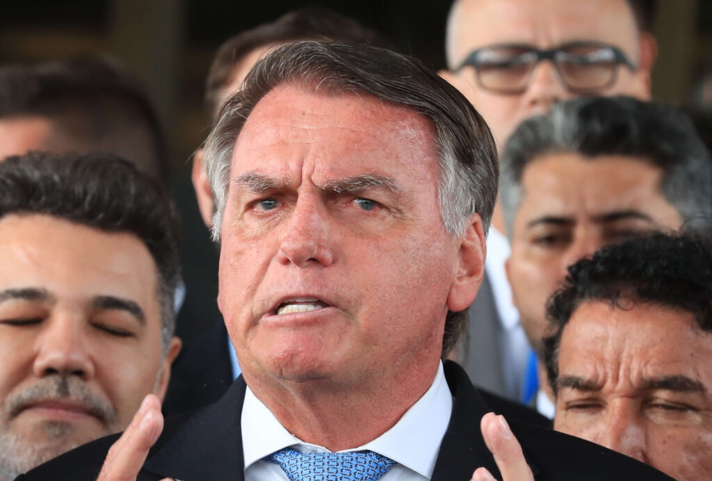 Former President Jair Bolsonaro speaks to the press after being declared a defendant (photo credit: Lula Marques/Agência Brasil)