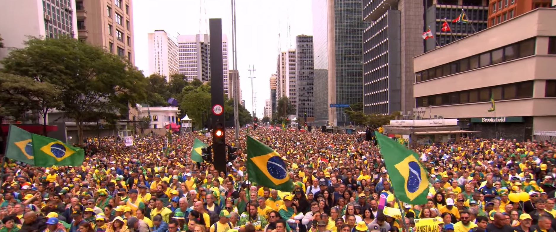 Featured Image: Bolsonaro leads demonstration in São Paulo (Photo credit: broadcast via youtube)